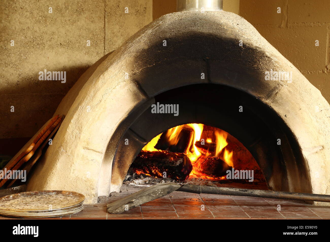 Logs esplode in un forno a legna in preparazione per la cottura della pizza  Foto stock - Alamy