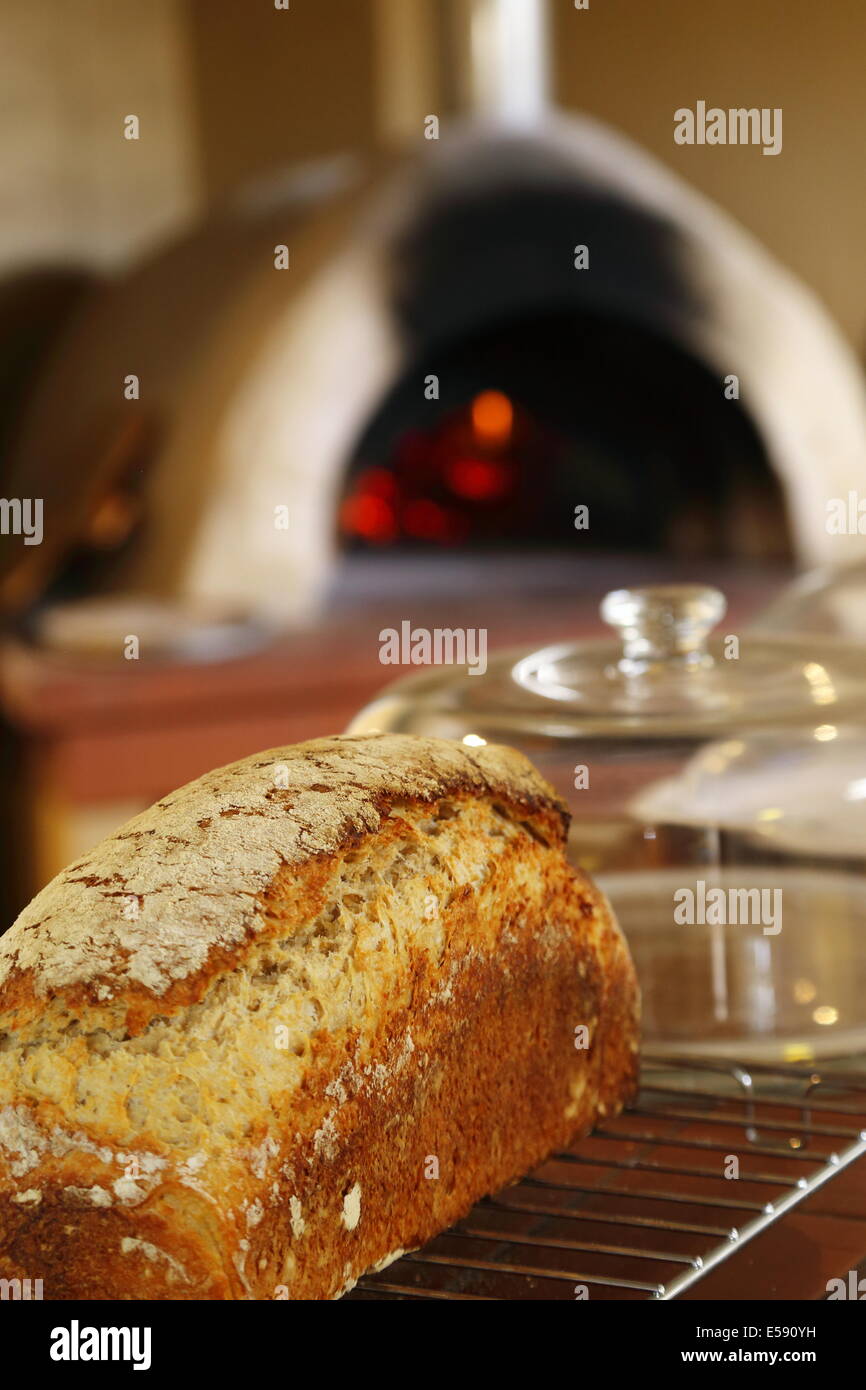 Appena sfornato focaccia cotta di pane si raffredda dopo la cottura nel  forno a legna Foto stock - Alamy