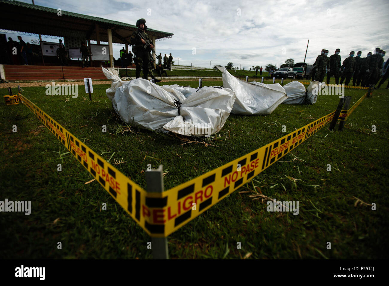 Arauca, Colombia. 23 Luglio, 2014. Soldati di guardia dei corpi dei membri dell'Esercito di Liberazione Nazionale (ELN) ucciso durante una operazione di forze militari nelle aree rurali sono di Fortul comune, Dipartimento di Arauca, Colombia, il 23 luglio 2014. Colombia il Ministero della Difesa ha detto Mercoledì la forze armate ucciso 13 ribelli di sinistra e catturato otto in due operazioni distinte. Foto Stock