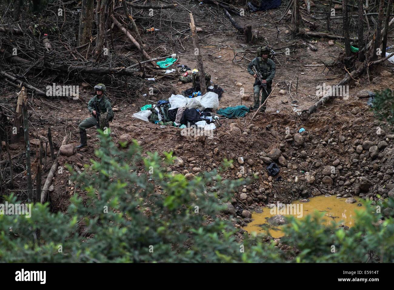 Arauca, Colombia. 23 Luglio, 2014. Soldati di guardia ad un accampamento dell'Esercito di Liberazione Nazionale (ELN) dopo un intervento di forze militari nelle aree rurali sono di Fortul comune, Dipartimento di Arauca, Colombia, il 23 luglio 2014. Colombia il Ministero della Difesa ha detto Mercoledì la forze armate ucciso 13 ribelli di sinistra e catturato otto in due operazioni distinte. Foto Stock