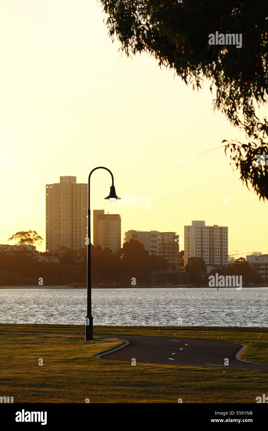 Un esercizio di curve del percorso lungo un parco accanto al Fiume Swan, Perth - Australia occidentale. Foto Stock