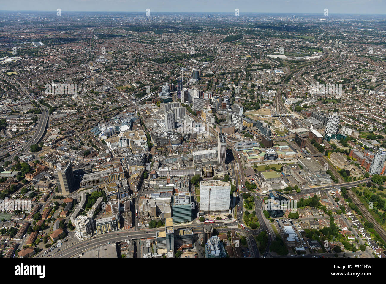 Una veduta aerea di Croydon mostra il centro della città con alti palazzi di Londra Centrale visibile in distanza. Foto Stock