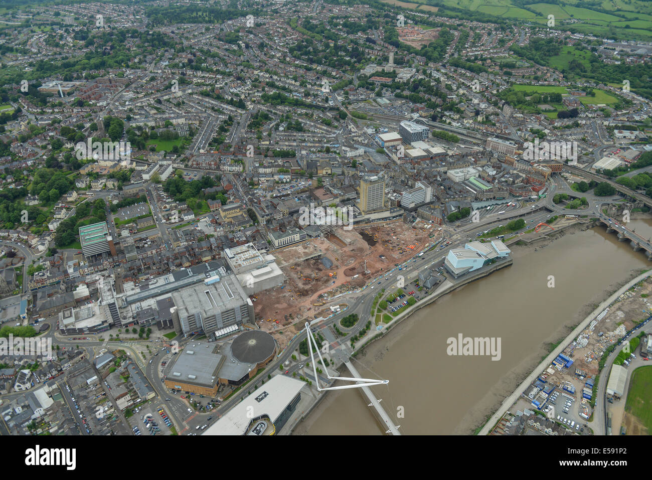 Una veduta aerea di newport gwent, mostrando il centro città e la zona circostante il fiume Usk. Foto Stock