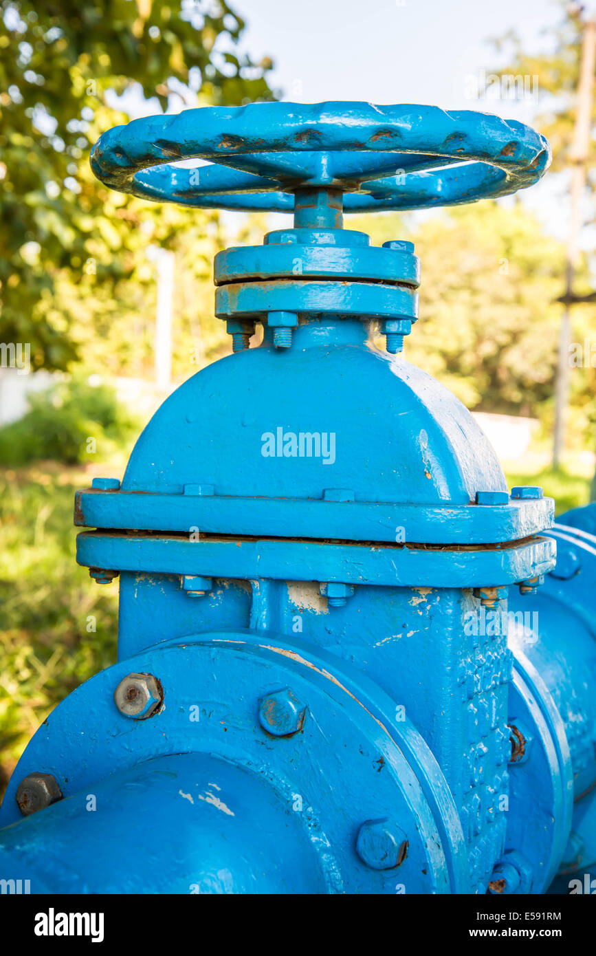 Una valvola di gate nel sistema di approvvigionamento di acqua di fabbrica. Foto Stock