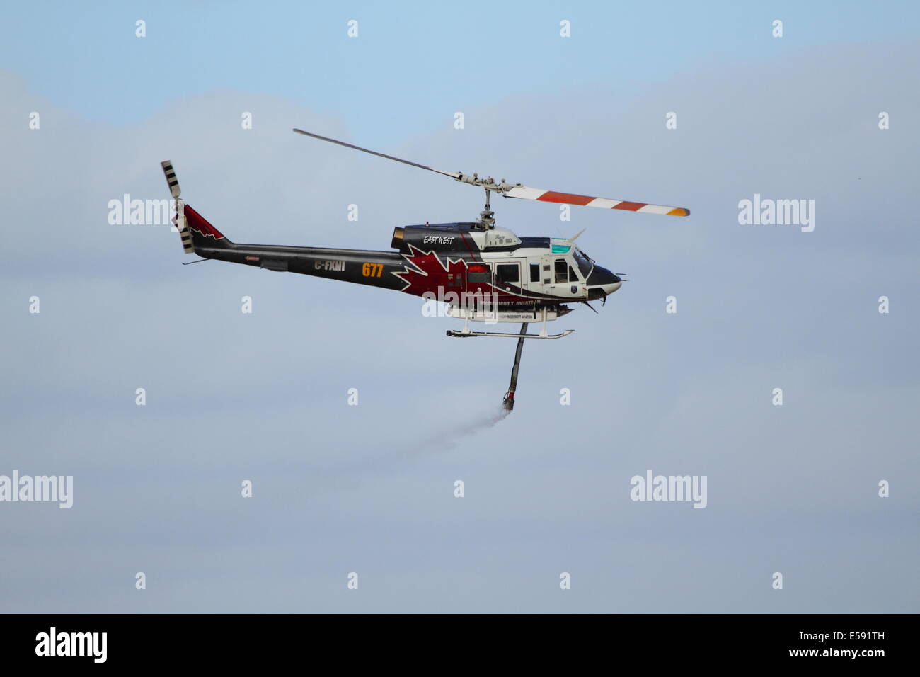 Antenna per la lotta antincendio una bussola fire usando acqua bomber elicottero in Western Australia. Foto Stock