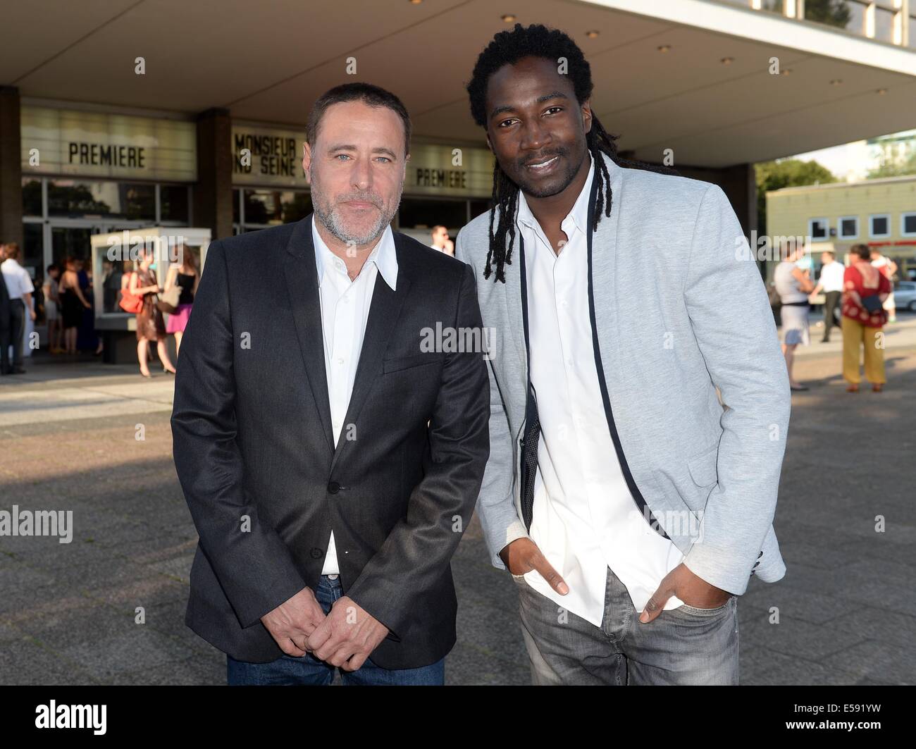 Berlino, Germania. 23 Luglio, 2014. Direttore francese Philippe de Chauveron (L) e l'attore Noom Diawara pone durante il tedesco premiere del film 'Monsieur Claude e le sue figlie" Kino International a Berlino, Germania, 23 luglio 2014. Il film arriva al cinema tedesco il 24 luglio 2014. Foto: BRITTA PEDERSEN/dpa/Alamy Live News Foto Stock