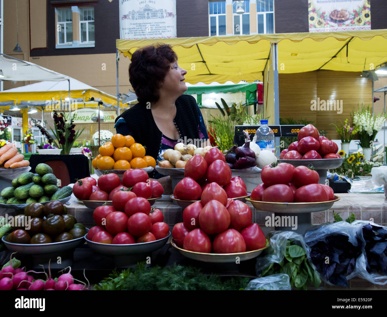 Il venditore di frutta e verdura. 23 Luglio, 2014. Il mercato Besarabsky situato nel centro di Kiev sulla piazza Bessarabska alla fine della strada principale della citta', la Khreshchatyk, Kiev, Ucraina. © Igor Golovniov/ZUMA filo/Alamy Live News Foto Stock