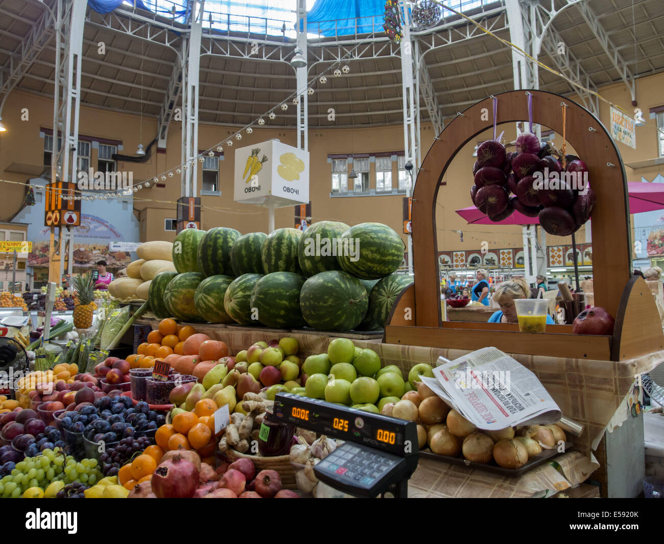 Luglio 23, 2014 - Display con frutta e verdura.Il mercato Besarabsky situato nel centro di Kiev sulla piazza Bessarabska alla fine della strada principale della citta', la Khreshchatyk, Kiev, Ucraina. © Igor Golovniov/ZUMA filo/Alamy Live News Foto Stock