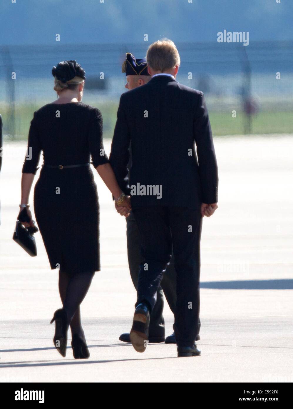 Eindhoven, Paesi Bassi. 23 Luglio, 2014. Olandese Willem-Alexander re e regina Máxima all'arrivo delle prime vittime dell'incidente aereo con volo MH17 a Eindhoven Air Base 23 luglio 2014. Credito: dpa picture alliance/Alamy Live News Foto Stock