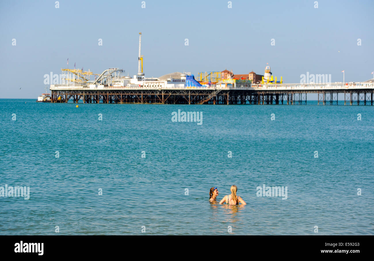 Brighton, Sussex, Regno Unito. Il 24 luglio, 2014. La mattina presto nuotatori godetevi un tuffo rinfrescante fuori la spiaggia di Brighton come questa mattina le temperature sono dilagano nel tempo caldo in tutta la Gran Bretagna oggi di nuovo Credito: Simon Dack/Alamy Live News Foto Stock