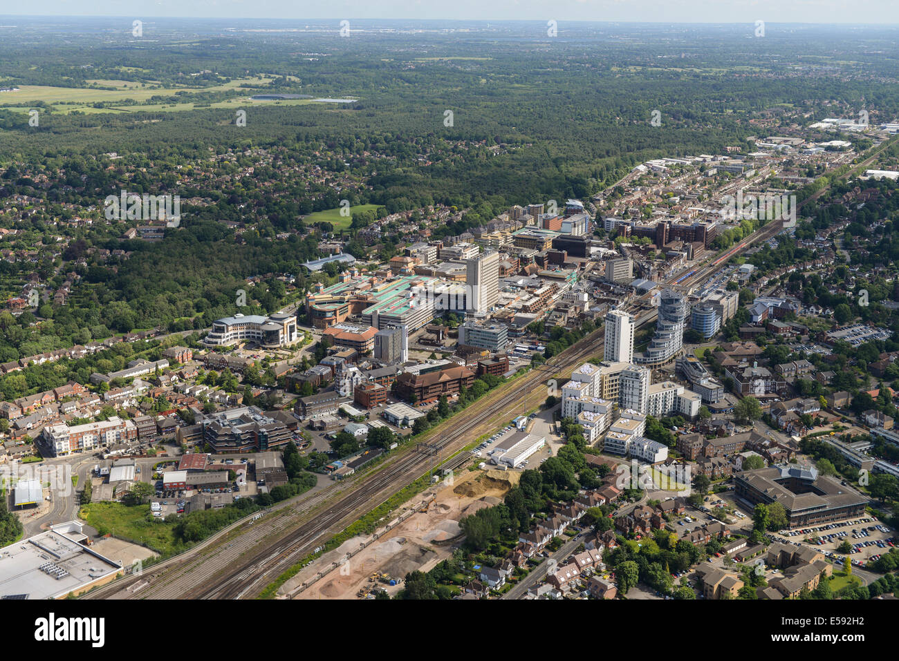 Una veduta aerea che mostra il centro di Woking nel Surrey, Regno Unito. Foto Stock