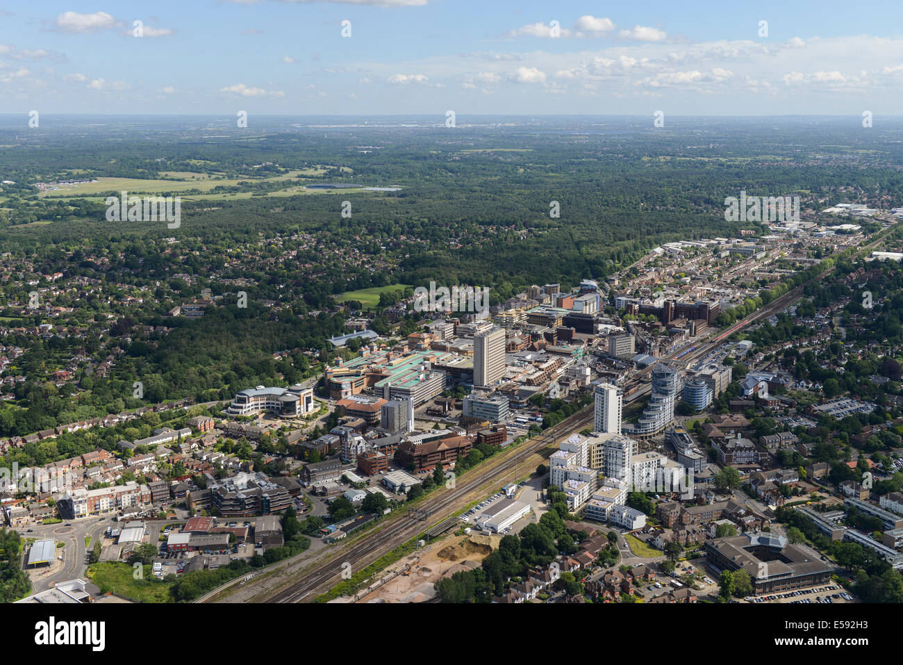 Una veduta aerea che mostra il centro di Woking nel Surrey, Regno Unito. Foto Stock