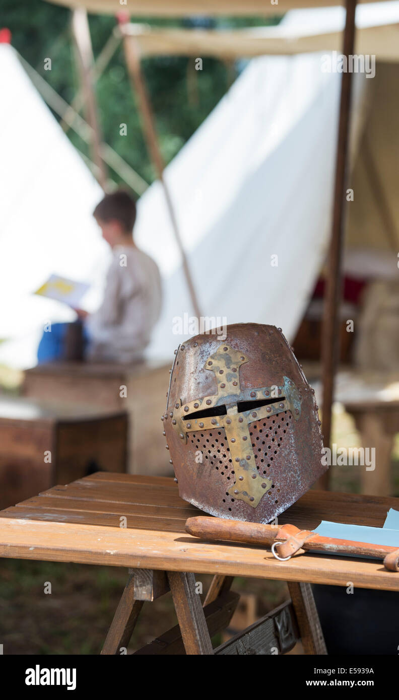 Cavalieri medievali casco e spada a Tewkesbury festival medievale, Gloucestershire, Inghilterra Foto Stock