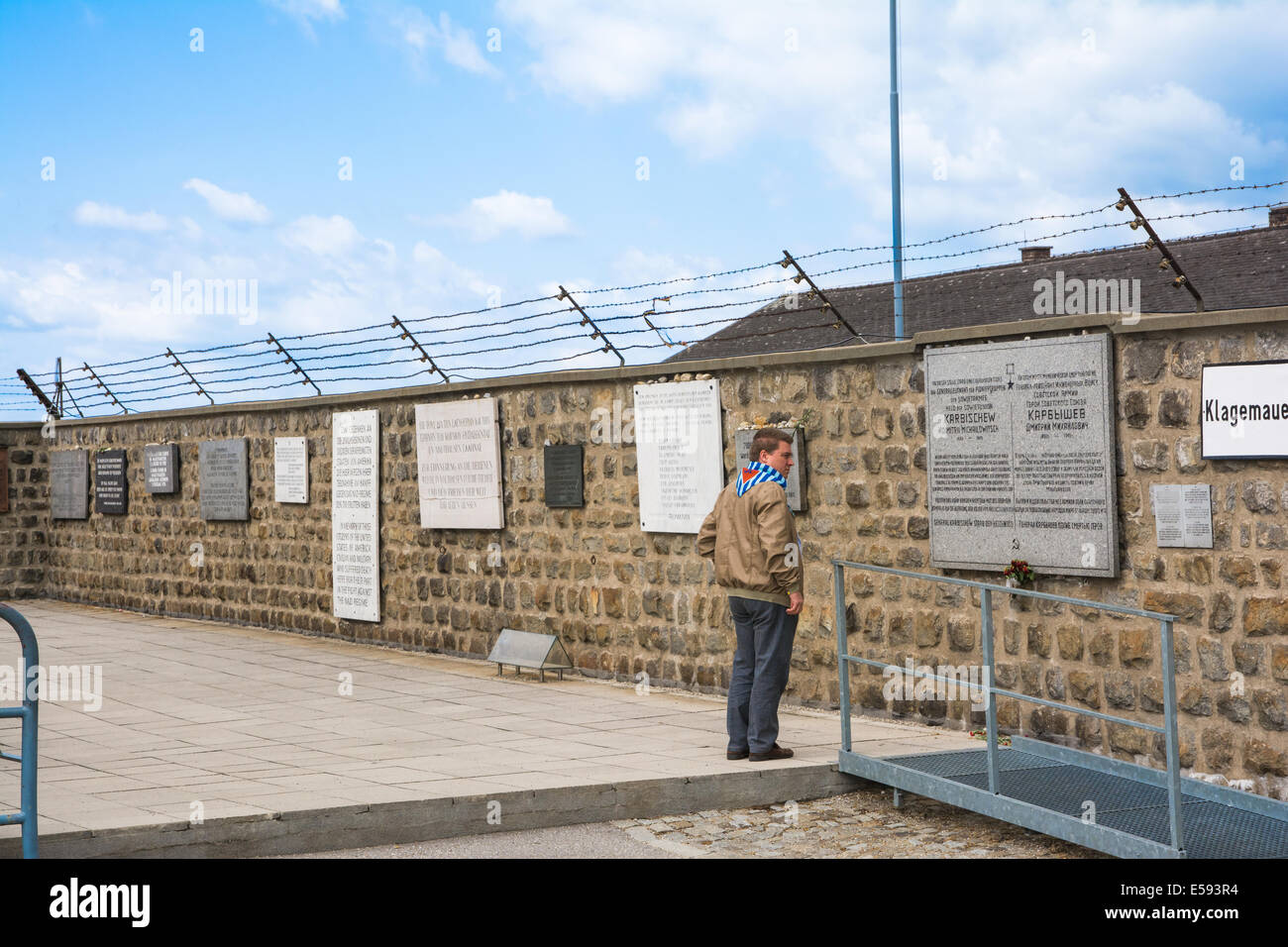 Mauthausen,Austria-May 10,2014:l'uomo guarda le targhe commemorative all'interno del campo di concentramento di Mauthausen in Austria durante Foto Stock