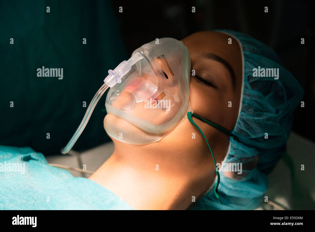 Paziente con mascherina di ossigeno in una sala operatoria Foto stock -  Alamy