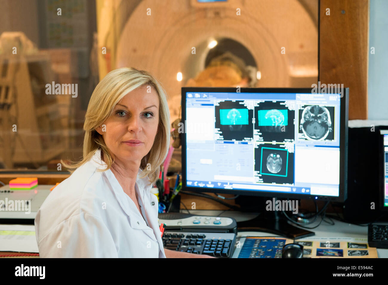 Medico donna esame di risonanza magnetica cerebrale di scansione sul computer Foto Stock