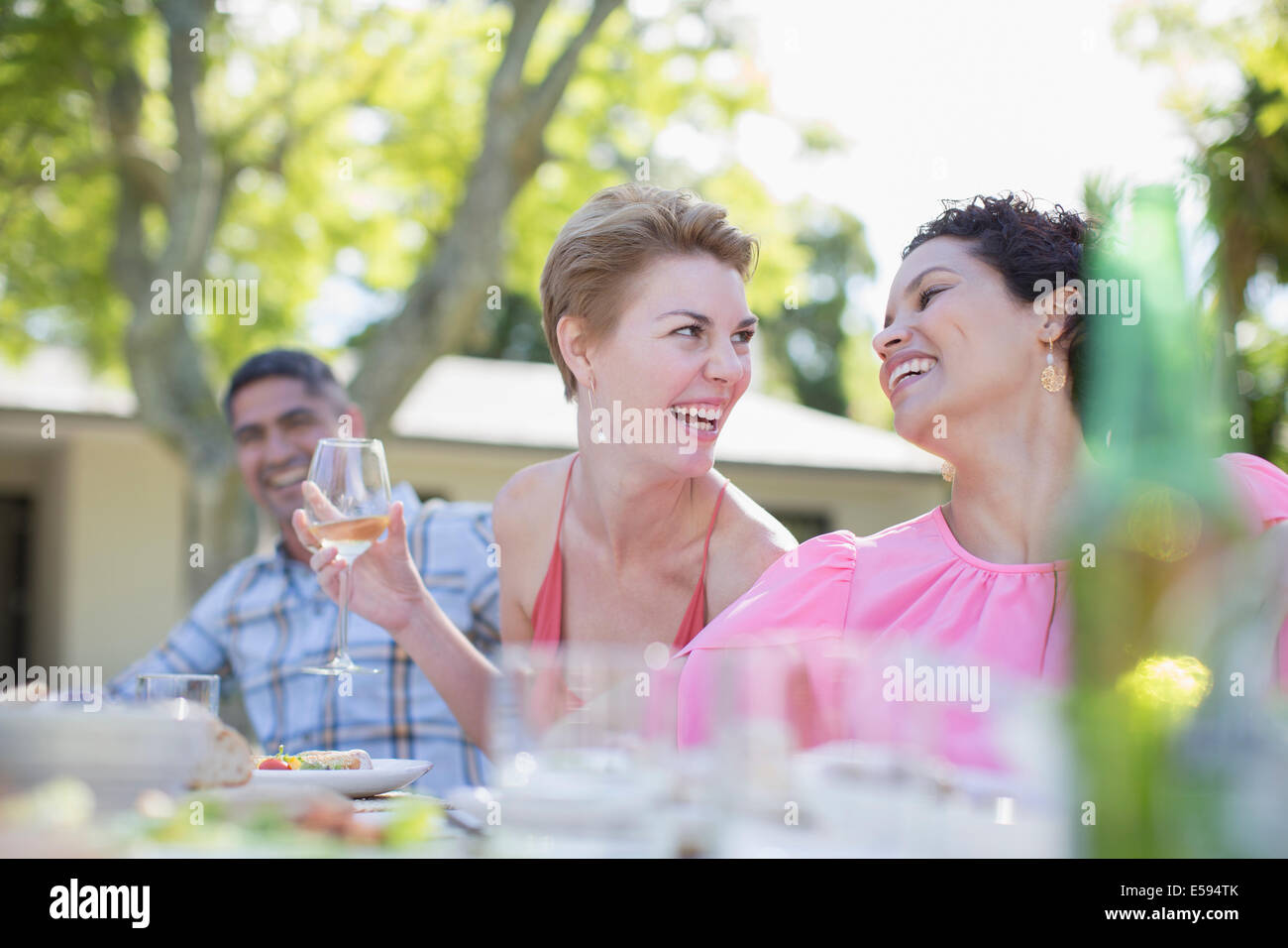 Le donne di parlare a tavola all'aperto Foto Stock