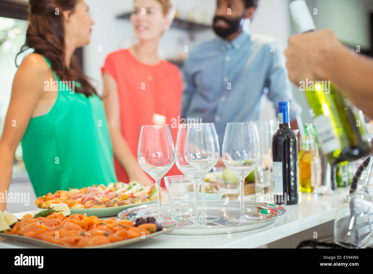 Il cibo e il vino sulla tavola a parte Foto Stock