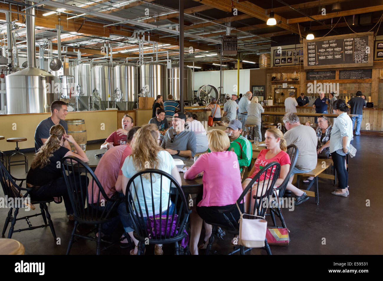 Area salotto della Societe Brewing Company accanto alla produzione di birra di installazioni, una birreria a Kearny Mesa, nel giugno 2014. Foto Stock