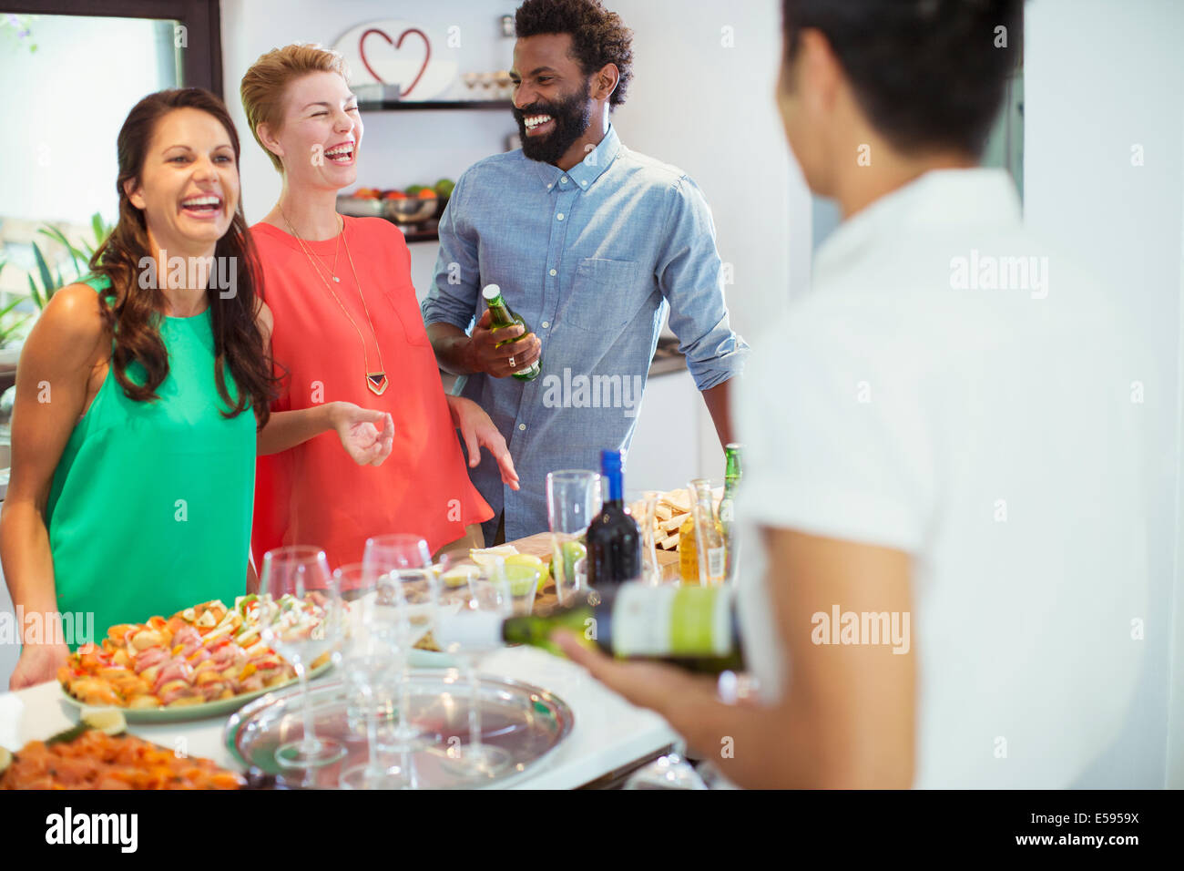 Gli amici di ridere insieme a parte Foto Stock