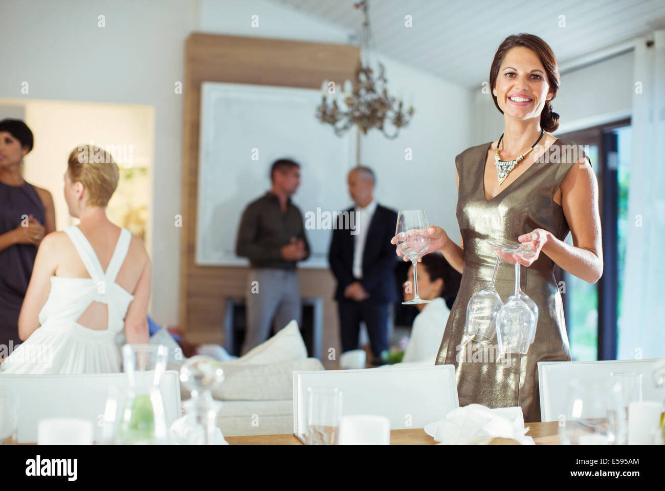 La donna nella tabella di impostazione a cena Foto Stock