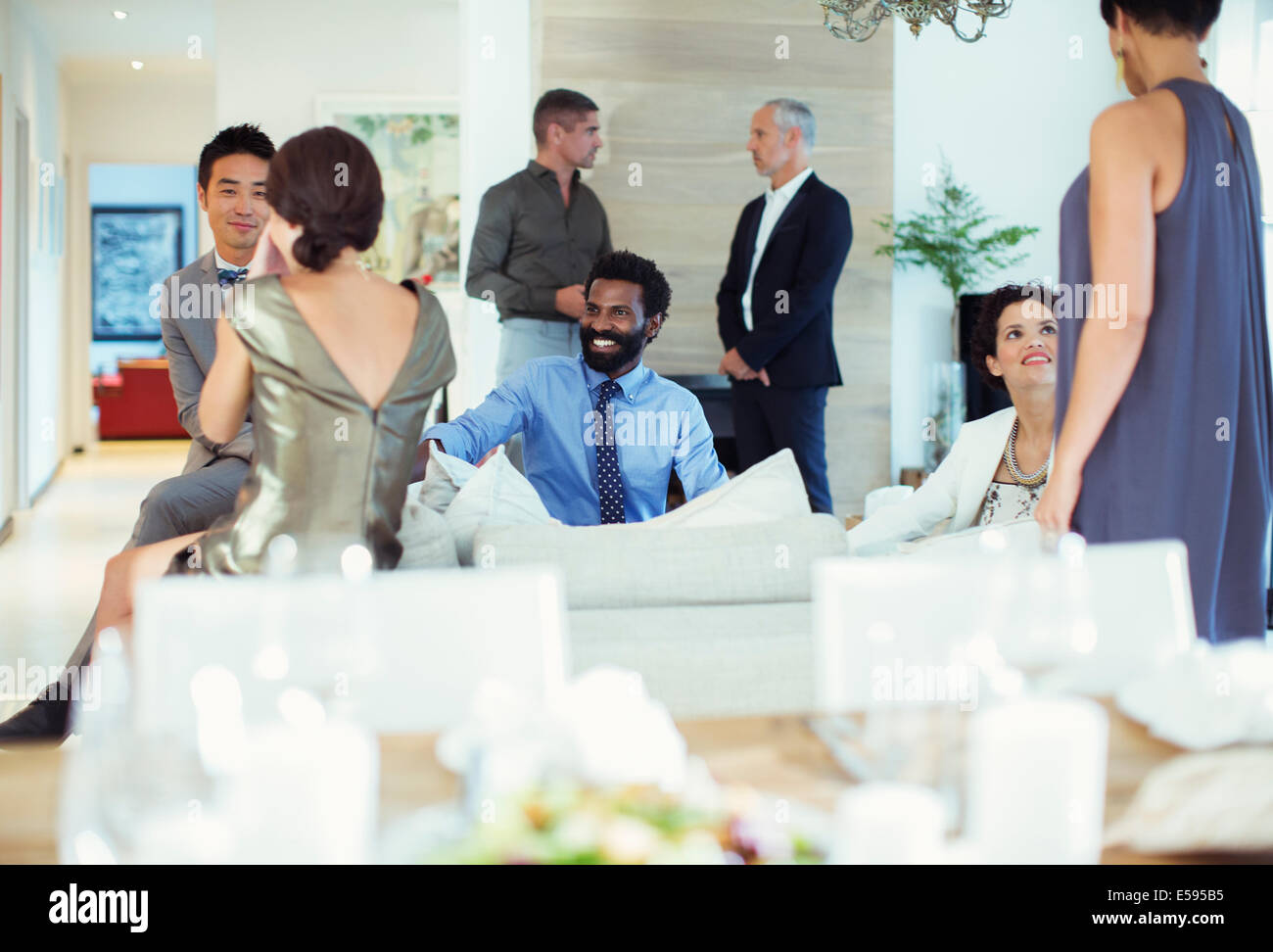 Gli amici in un momento di relax a parte Foto Stock