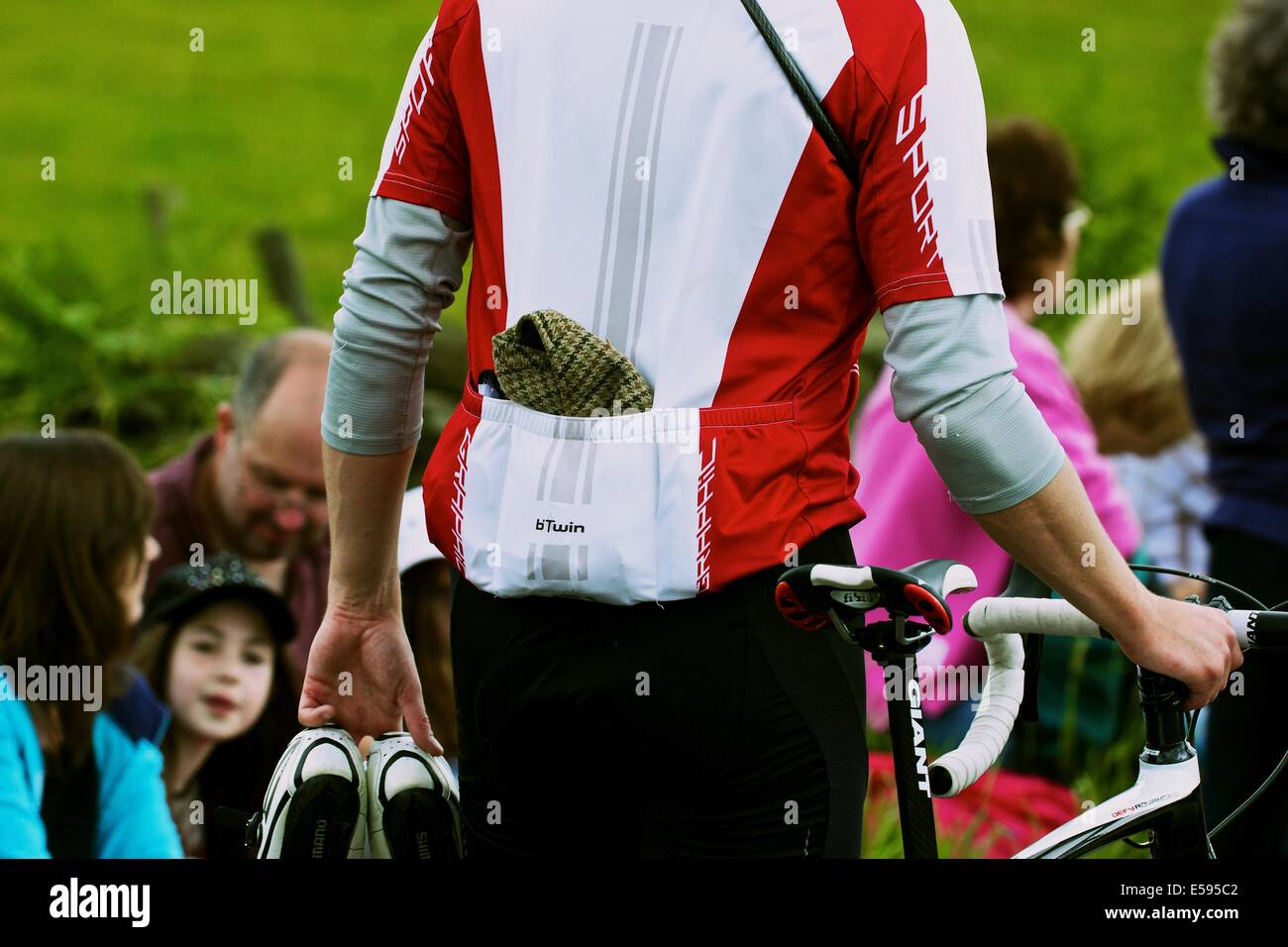 Ciclista con un tradizionale tappo piatto nella tasca posteriore del giubbotto di ciclismo su 2014 Tour de France route south yorkshire Inghilterra Europa Foto Stock