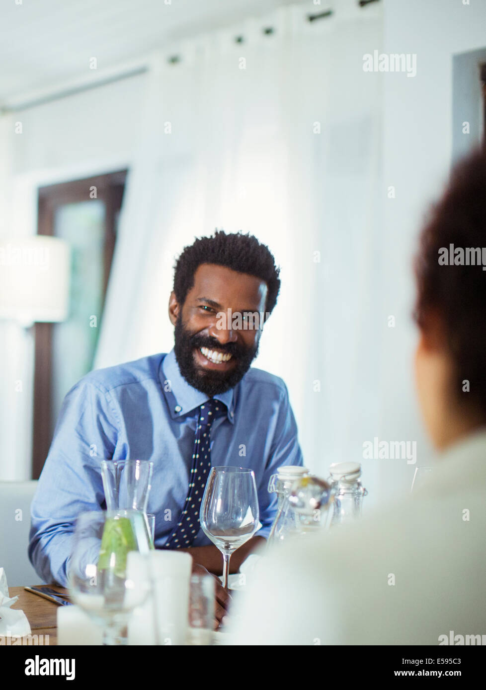 Paio mangiare insieme a tavola Foto Stock
