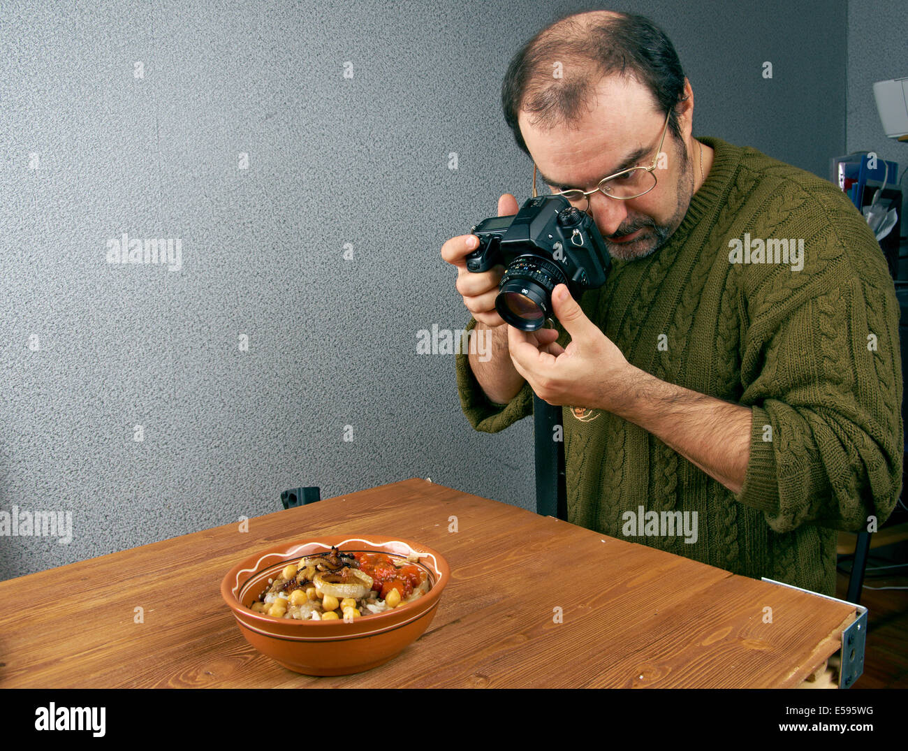 Foto shooting cibo. fotografo di lavoro in studio Foto Stock