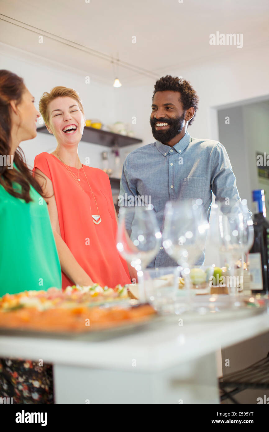Gli amici di ridere a parte Foto Stock