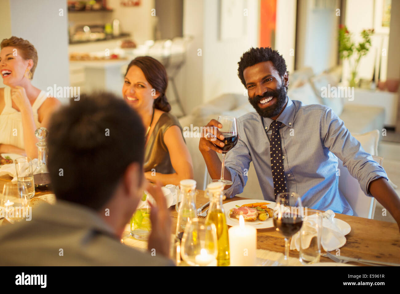 Amici parlando a cena Foto Stock