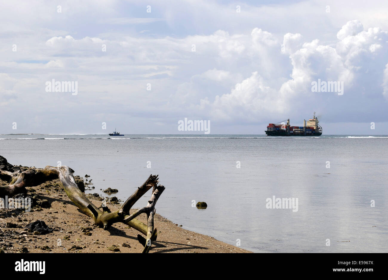 Viaggia attraverso la Samoa nel febbraio 2014. Freighter avvicinando Apia. Foto Stock