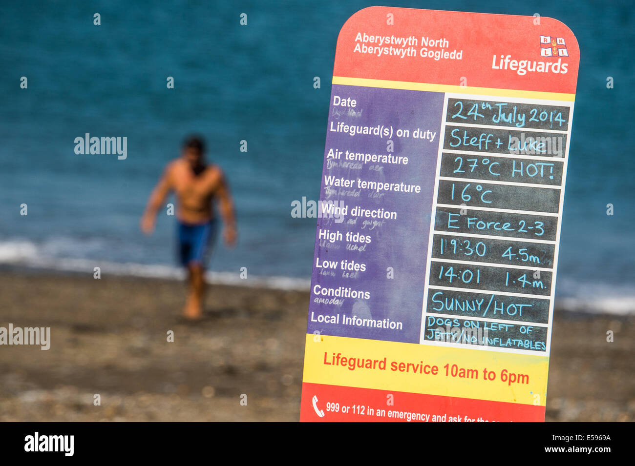 Aberystwyth, Wales, Regno Unito. Il 24 luglio, 2014. Un bagnino RNLI informazioni segno, della fusione un altro giorno di caldo clima soleggiato , con temperature di punta di 27C a Aberystwyth sulla West Wales coast UK. L'ondata di caldo è previsto per una durata di almeno un altro giorno, con temperature di progetto quasi raggiungere 30c in alcuni luoghi terrestri, prima dello scambiatore meteo restituisce al weekend Photo credit: keith morris/Alamy Live News Foto Stock