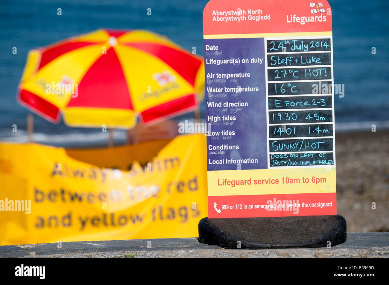 Aberystwyth, Wales, Regno Unito. Il 24 luglio, 2014. Un bagnino RNLI informazioni segno, della fusione un altro giorno di caldo clima soleggiato , con temperature di punta di 27C a Aberystwyth sulla West Wales coast UK. L'ondata di caldo è previsto per una durata di almeno un altro giorno, con temperature di progetto quasi raggiungere 30c in alcuni luoghi terrestri, prima dello scambiatore meteo restituisce al weekend Photo credit: keith morris/Alamy Live News Foto Stock