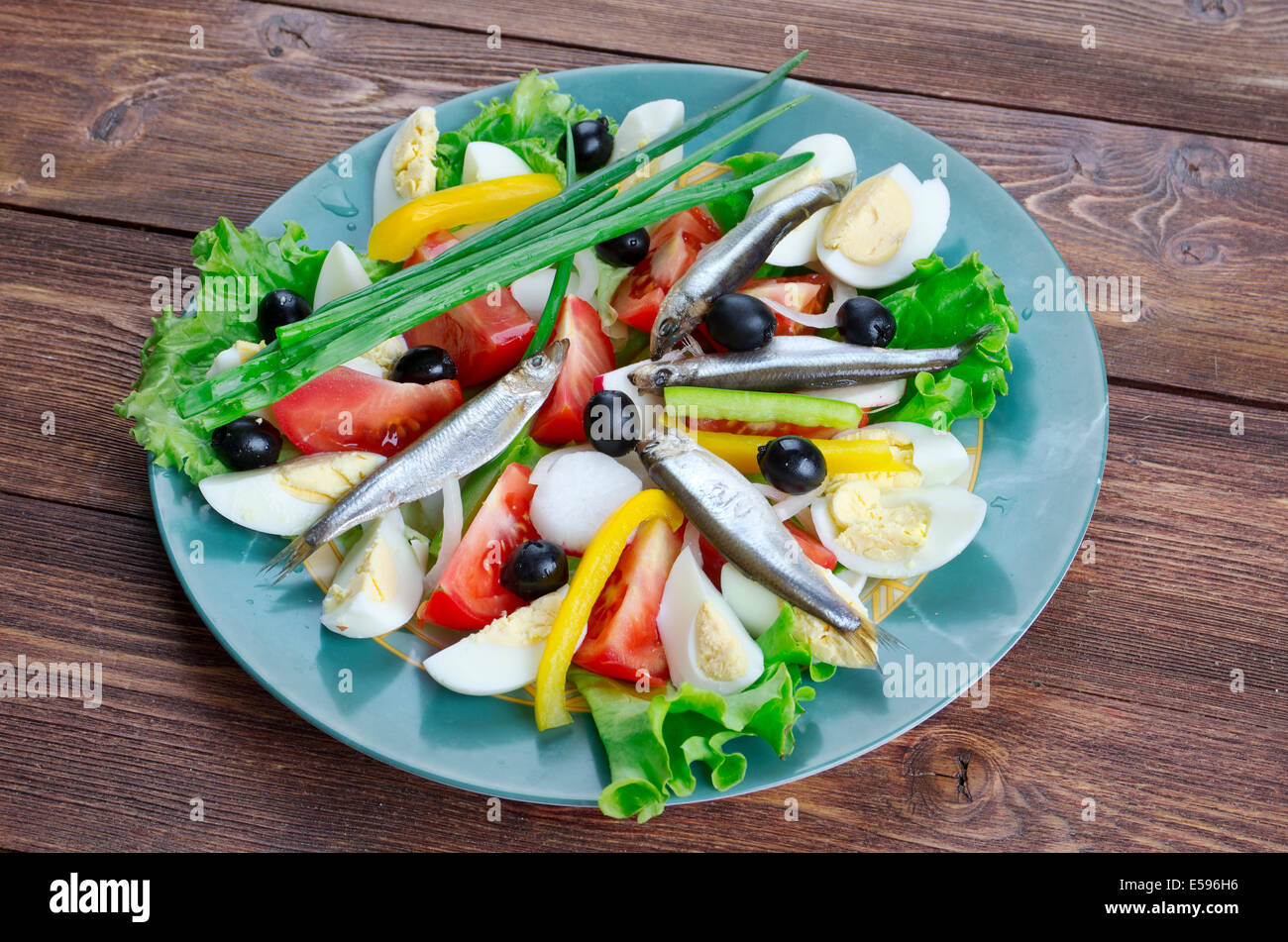 Insalata Nizzarda con acciughe composta insalata di pomodori, tonno, uova  sode, Niçoise Olive e Acciughe, vestito con un Foto stock - Alamy