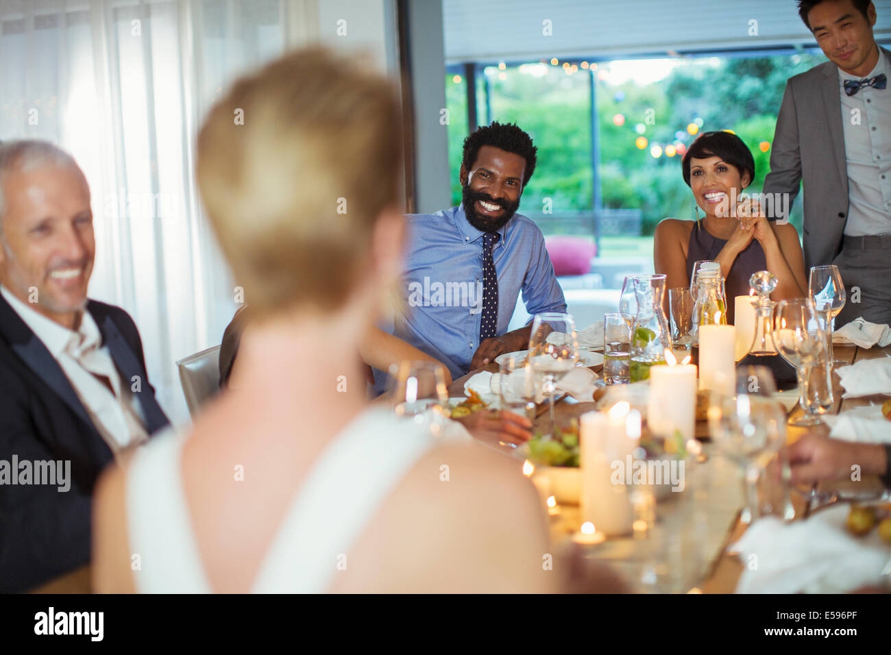 Amici parlando a cena Foto Stock