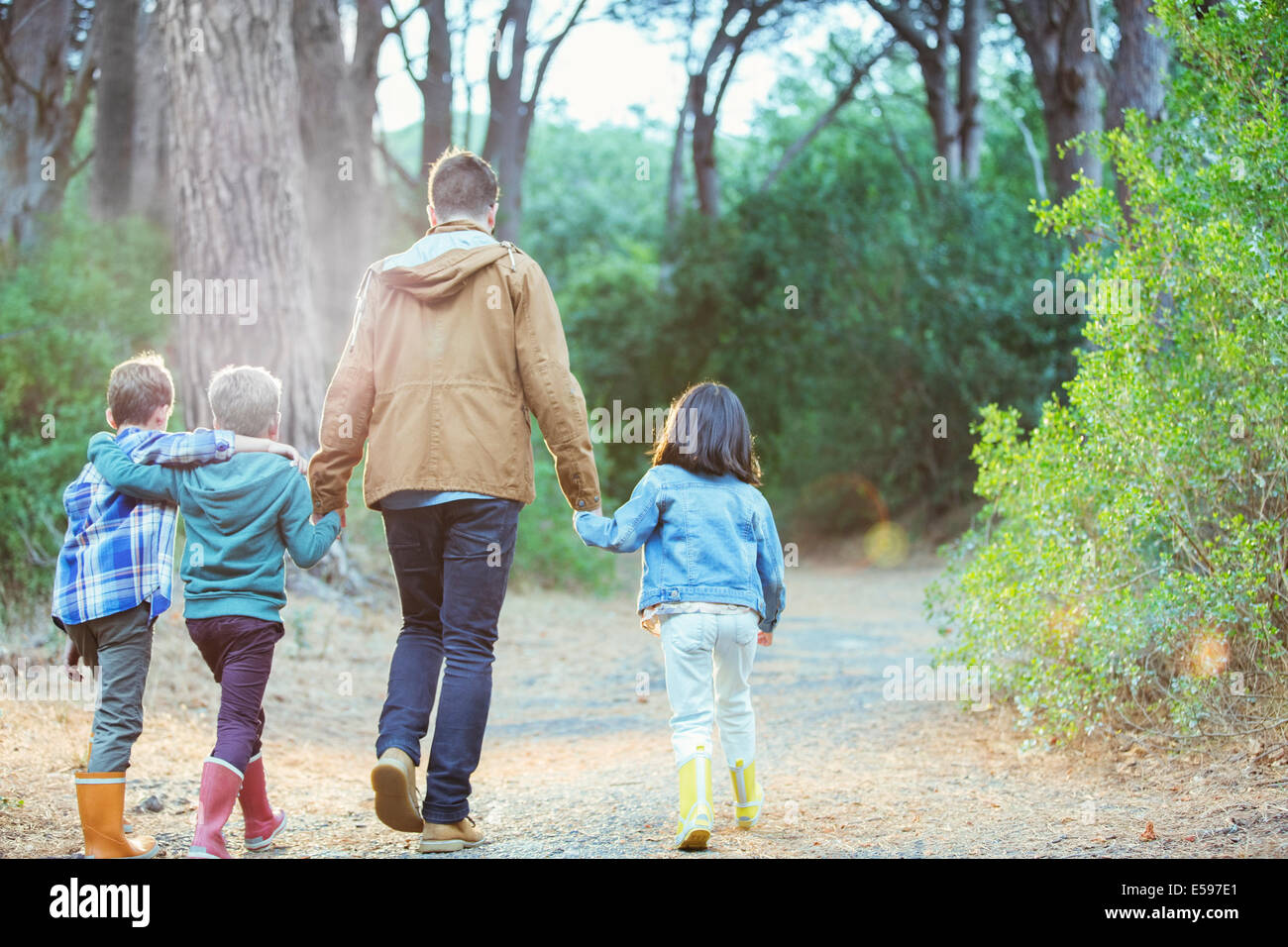 Studenti e docenti a piedi nella foresta Foto Stock