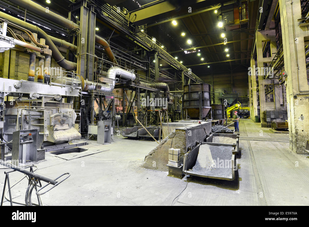 In Germania, in Sassonia, il lavoratore in una sala di produzione di una fonderia Foto Stock