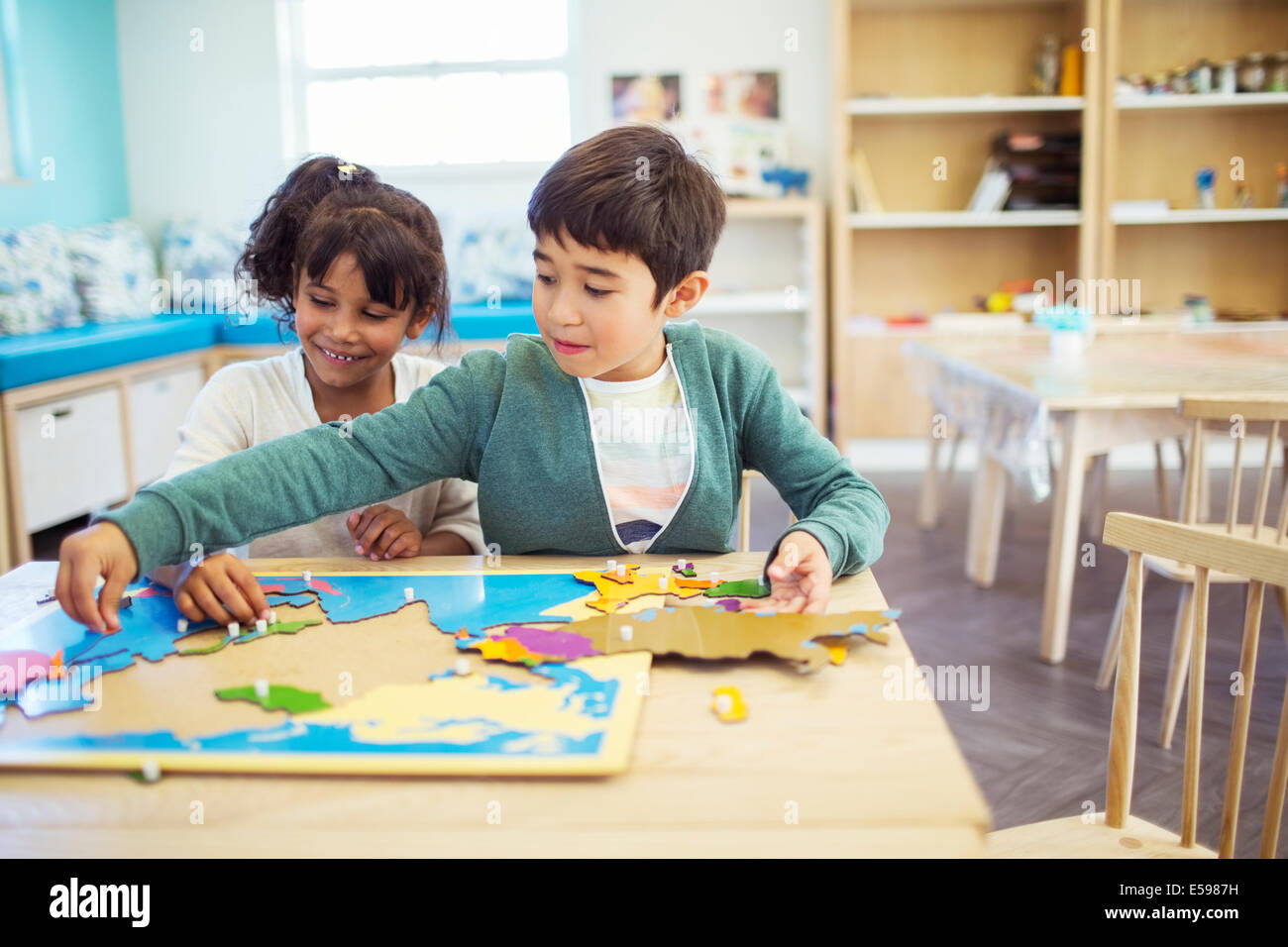 Gli studenti facendo puzzle in aula Foto Stock