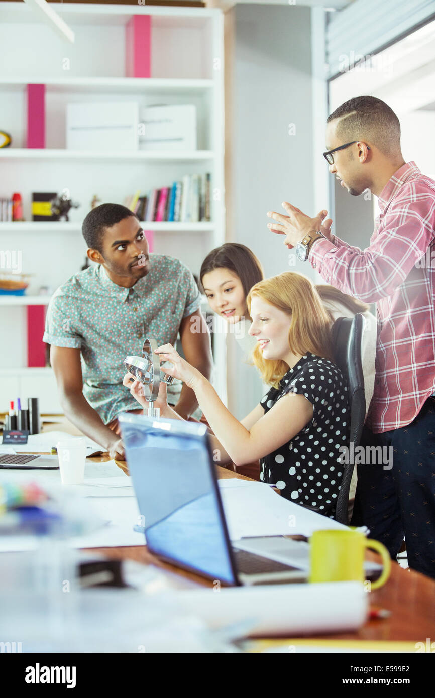 Persone che lavorano insieme in ufficio Foto Stock