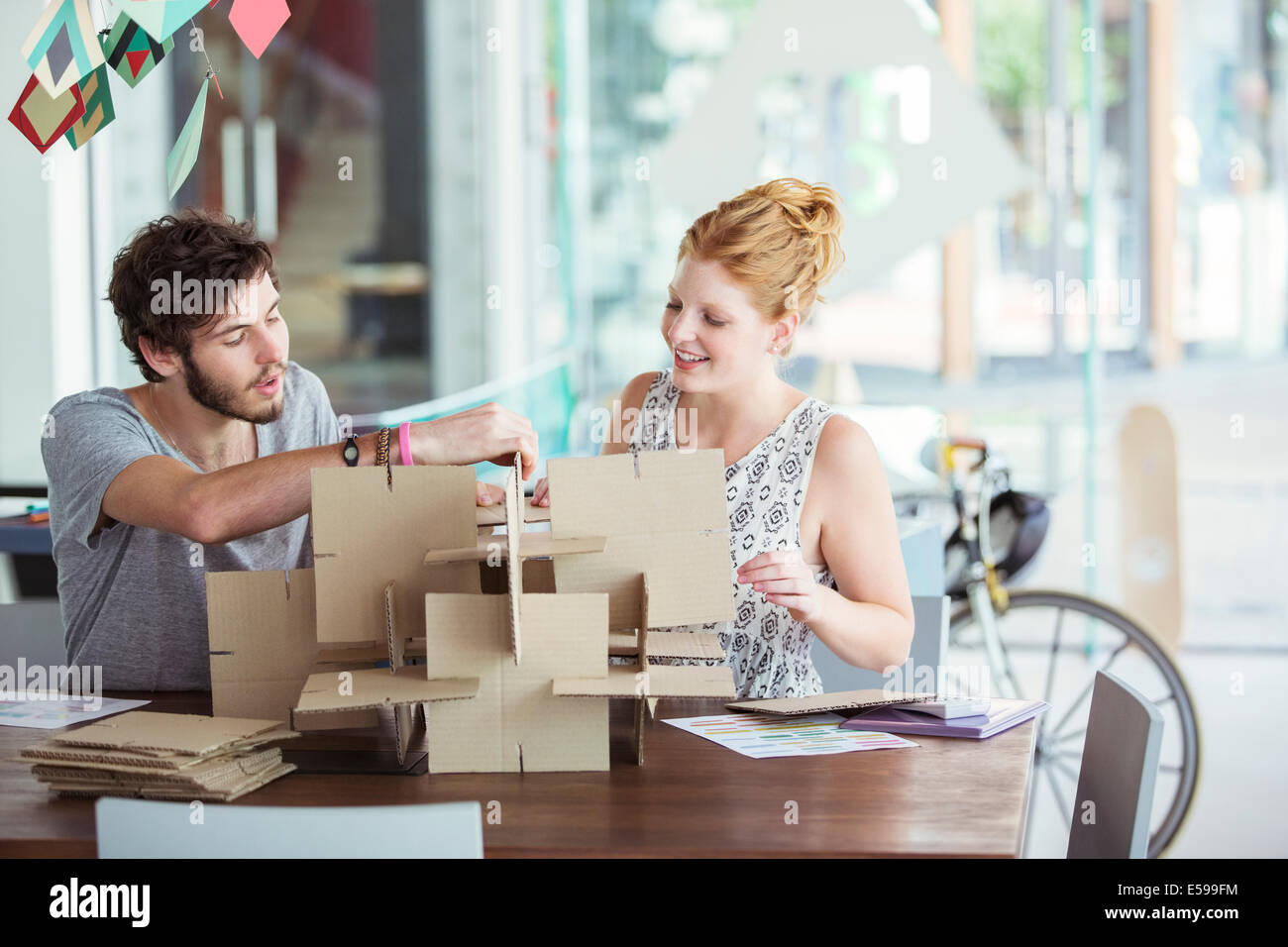 Persone modello di edificio insieme Foto Stock