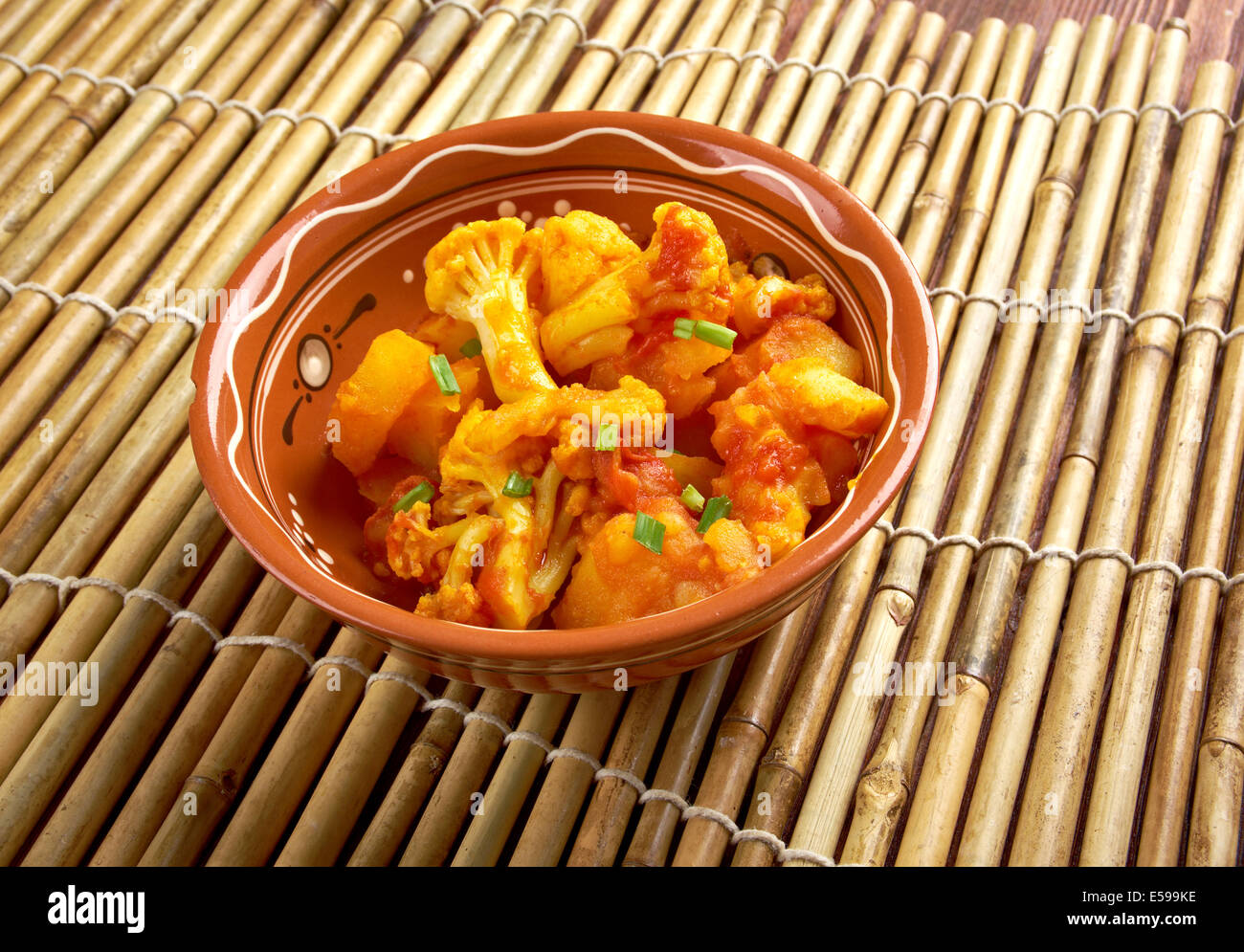 , Aloo Gobi pakistano a secco, indiane e cucina nepalese piatto fatto con patate,cavolfiore Foto Stock