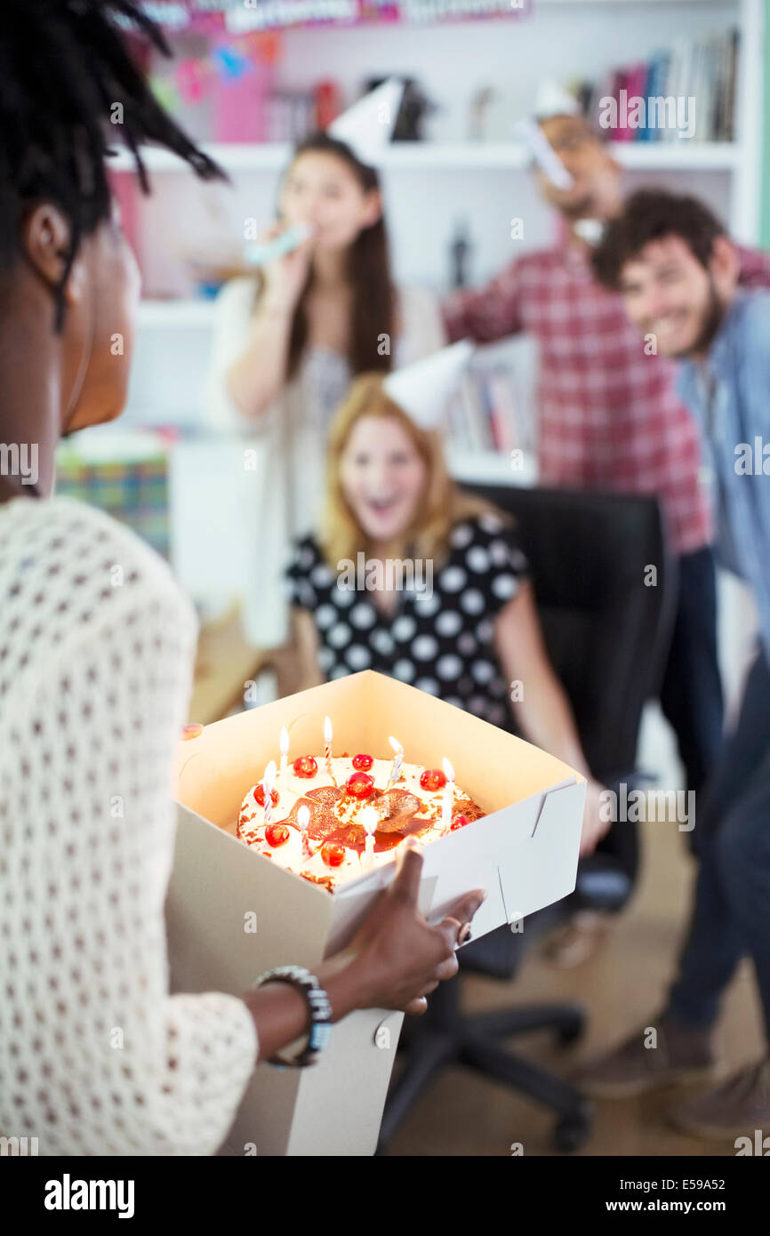La gente festeggia il compleanno in ufficio Foto Stock