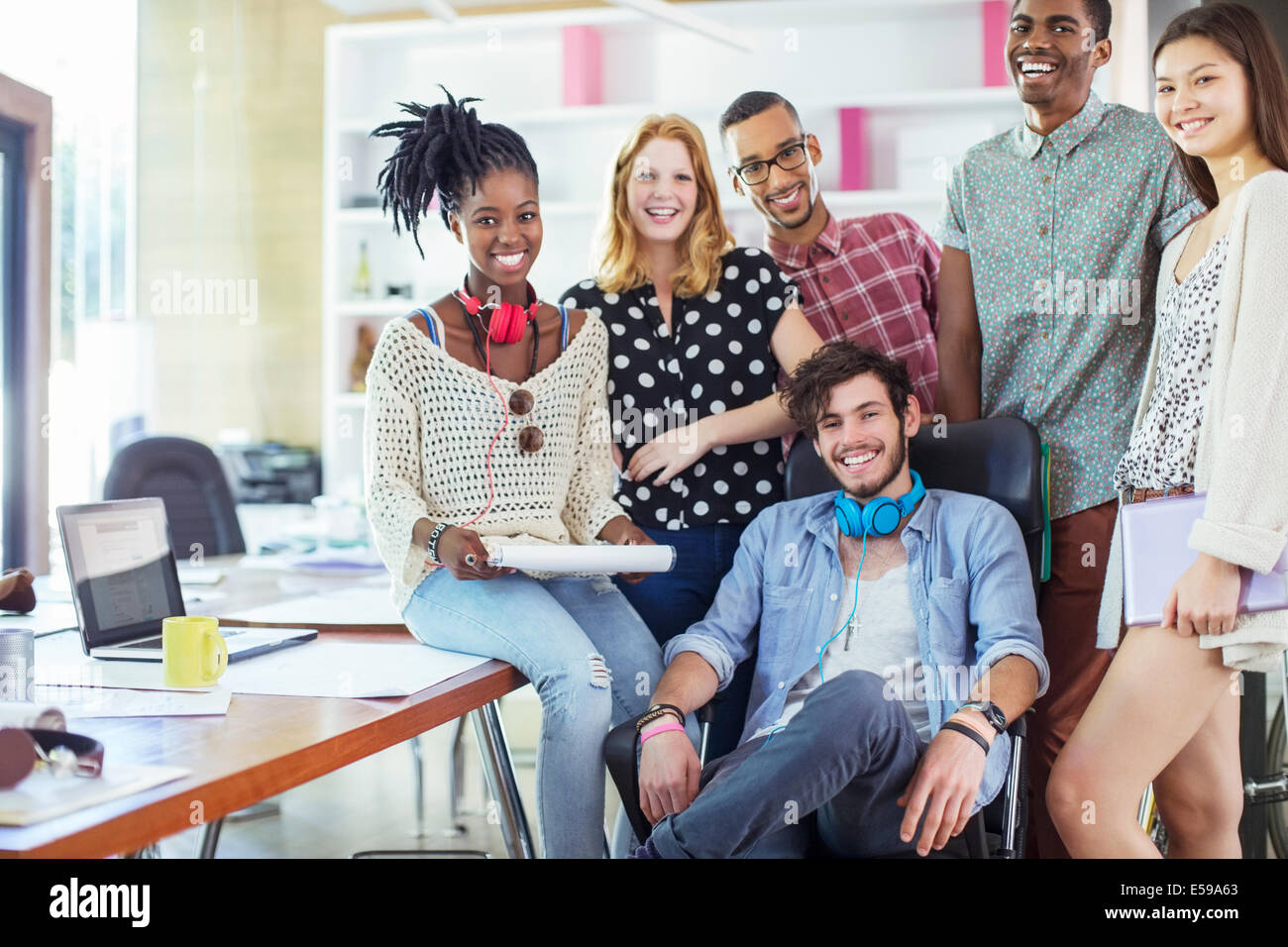 La gente sorridente in ufficio Foto Stock