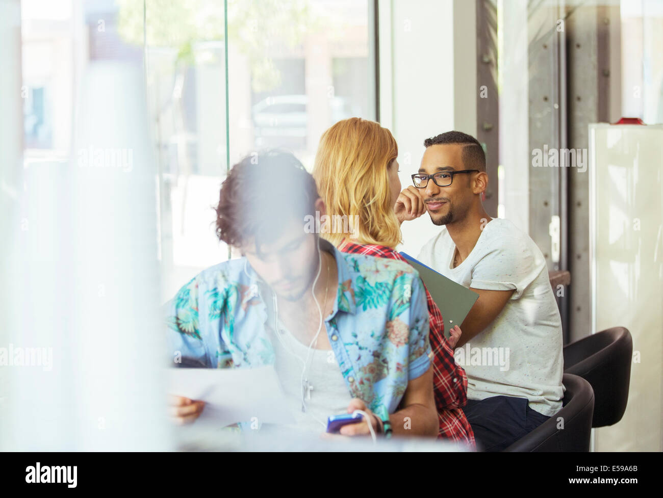 Le persone che lavorano in cafe Foto Stock
