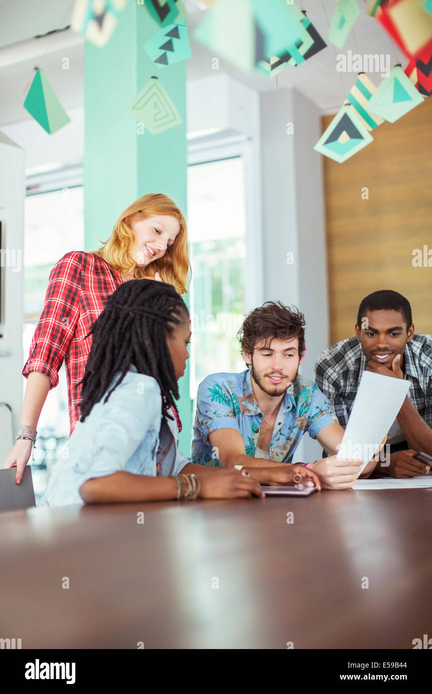 Conversazione tra persone in riunione Foto Stock