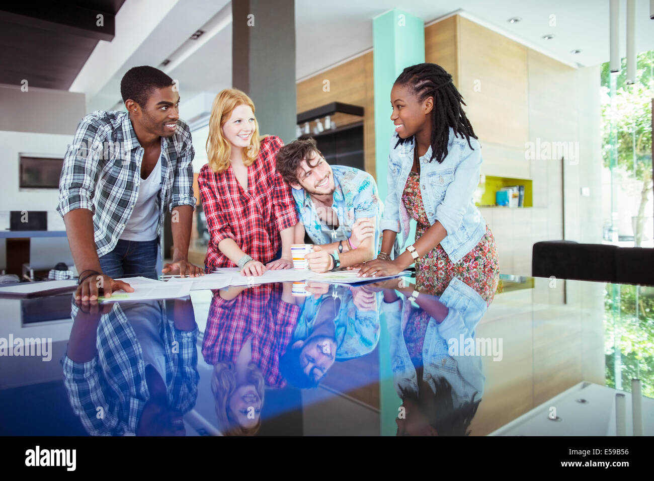 La gente che lavora insieme a un tavolo per conferenza in Office Foto Stock