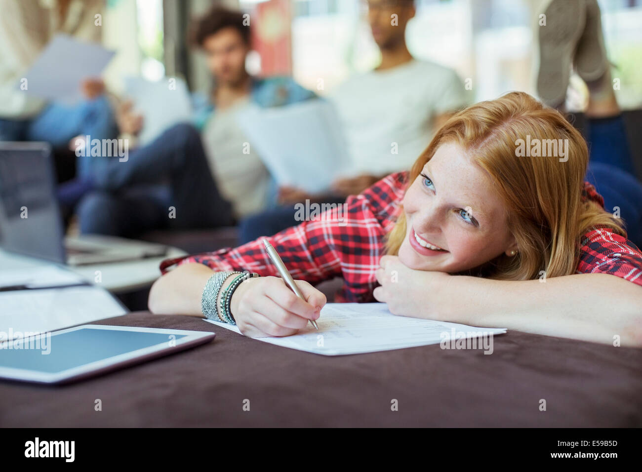 Donna iscritto in office Foto Stock