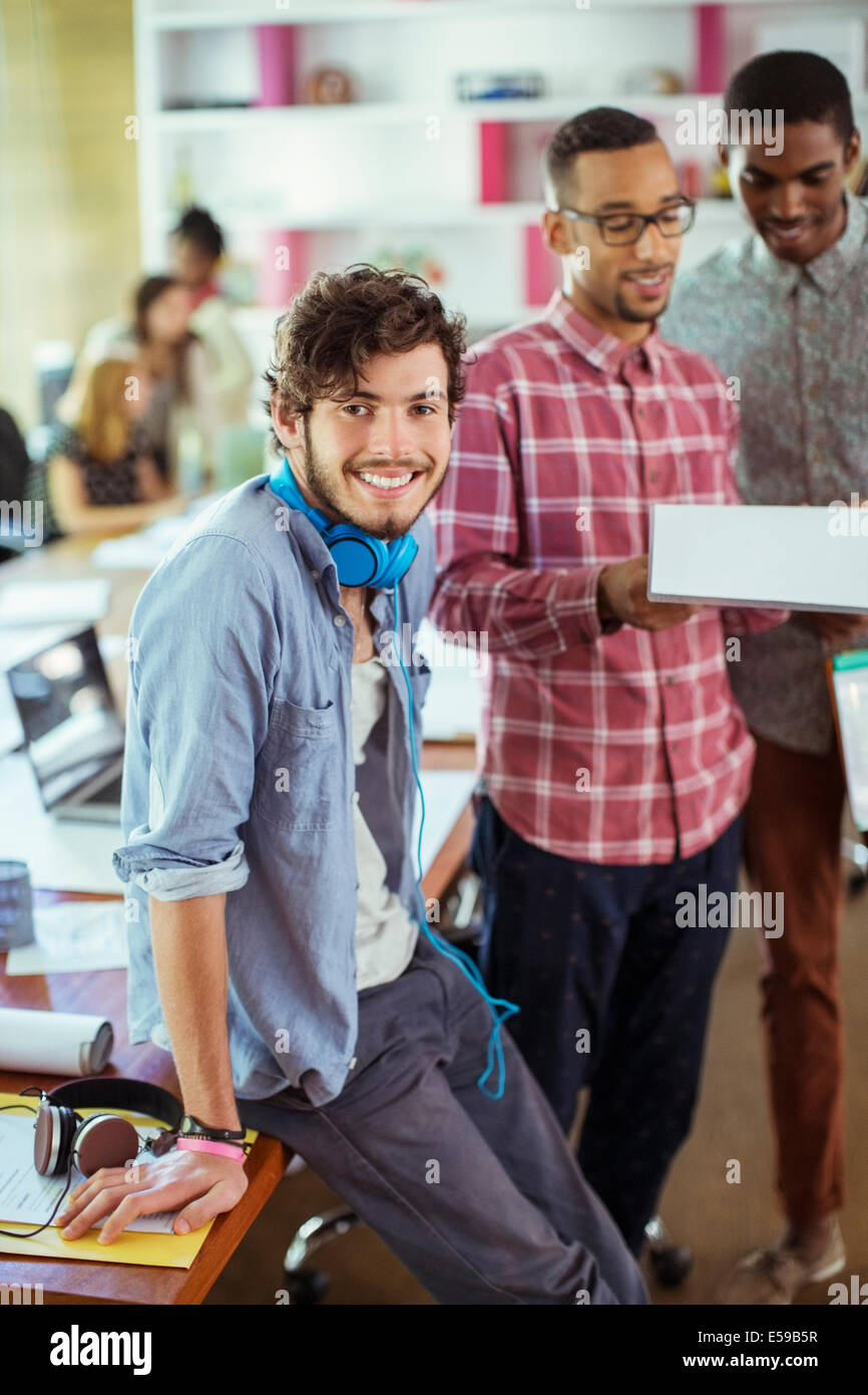 La gente sorridente in ufficio Foto Stock