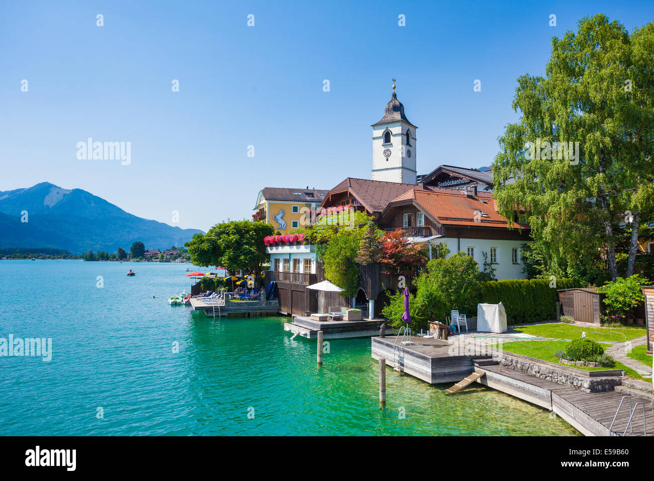Vista di san Wolfgang cappella e il villaggio waterfront presso il lago Wolfgangsee, Austria Foto Stock